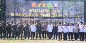 Foto bersama usai kegiatan upacara pembukaan program TMMD Kodim 1313 Pohuwato