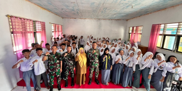 Foto bersama para siswa dan personil kodim 1313 Pohuwato usai kegiatan sosialisasi