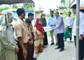 Sekda Iskandar saat mewakili Bupati Saipul Mbuinga menyerahkan bantuan dari BAZNAS untuk masyarakat penerima manfaat