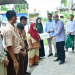 Sekda Iskandar saat mewakili Bupati Saipul Mbuinga menyerahkan bantuan dari BAZNAS untuk masyarakat penerima manfaat