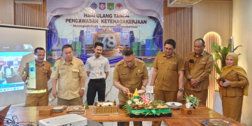 Kadis Naker ESDM dan Transmigrasi Gorontalo Wardoyo Mansur Pongoliu saat menghadiri kegiatan Peringatan Hari Lahir Pengawasan Ketenagakerjaan ke-78 tingkat Provinsi Gorontalo.