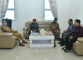 Bupati Saipul Mbuinga saat menerima kunjungan Komandan Pangkalan TNI Angkatan Laut (Danlanal) Gorontalo