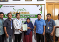 Penyerahan secara simbolis Sertifikat Hak Milik (SHM) kepada hak milik, di saksikan Pimpinan PT Biomasa Jaya Abadi (BJA) Pimpinan Kantor Badan Pertanahan dan Tim Pengurusan sertifikat Desa, Pemerintah Desa, Pemerintah Kecamatan. Kamis (30/7/26)