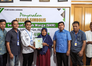 Penyerahan secara simbolis Sertifikat Hak Milik (SHM) kepada hak milik, di saksikan Pimpinan PT Biomasa Jaya Abadi (BJA) Pimpinan Kantor Badan Pertanahan dan Tim Pengurusan sertifikat Desa, Pemerintah Desa, Pemerintah Kecamatan. Kamis (30/7/26)