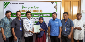 Penyerahan secara simbolis Sertifikat Hak Milik (SHM) kepada hak milik, di saksikan Pimpinan PT Biomasa Jaya Abadi (BJA) Pimpinan Kantor Badan Pertanahan dan Tim Pengurusan sertifikat Desa, Pemerintah Desa, Pemerintah Kecamatan. Kamis (30/7/26)