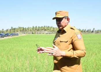 Gubernur Gorontalo Gusnar Ismail saat berada di Pohuwato-f.hms
