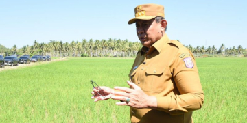 Gubernur Gorontalo Gusnar Ismail saat berada di Pohuwato-f.hms