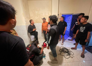 Tim URC Polresta Gorontalo Kota saat mengamankan terduga pelaku pencurian kabel homestay yang berada di Kota Gorontalo.