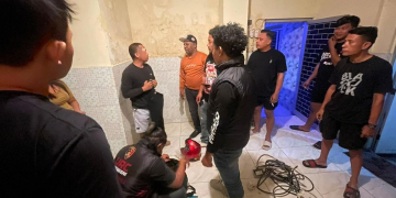 Tim URC Polresta Gorontalo Kota saat mengamankan terduga pelaku pencurian kabel homestay yang berada di Kota Gorontalo.