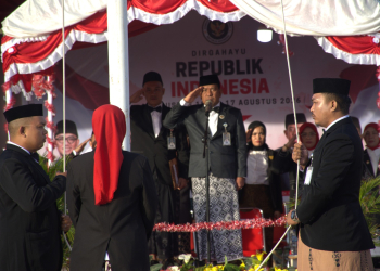 Kepala Kanwil Kemenhaj Gorontalo Mansur saat menjadi inspektur upacara peringatan hari Kemerdekaan RI ke-81 di halaman UPT asrama haji Kemenhaj Provinsi Gorontalo.