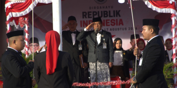 Kepala Kanwil Kemenhaj Gorontalo Mansur saat menjadi inspektur upacara peringatan hari Kemerdekaan RI ke-81 di halaman UPT asrama haji Kemenhaj Provinsi Gorontalo.