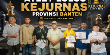 Ketua Percasi Provinsi Gorontalo, Beni Nento foto bersama para atlet yang berhasil sabet juara
