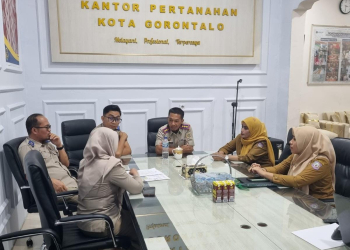 Kabid Pertanahan PUPR-PKP Provinsi Gorontalo Zakiya Baserewan saat mendatangi Kantor Pertanahan Kota Gorontalo.