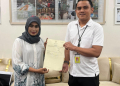 Kabid Pertanahan PUPR-Perkim Zakiya Baserewan saat menerima