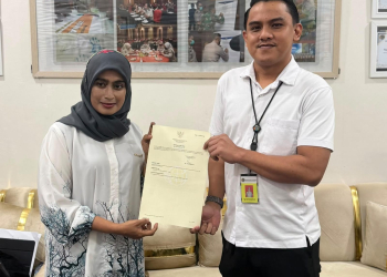 Kabid Pertanahan PUPR-Perkim Zakiya Baserewan saat menerima