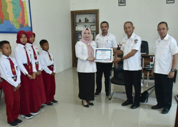Wabup Iwan Adam beri penghargaan kepada SDN 06 Lemito lolos seleksi tahap 1 dan tahap 2 program "Sahabat Sekolah Dasar Tahun 2026"