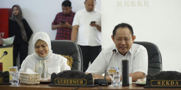 Gubernur Gorontalo Gusnar Ismail didampingi Wagub Idah Syahidah Rusli Habibie saat memimpin rapat Pemerintahan.