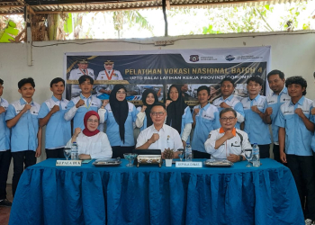 Kadis Naker ESDM dan Transmigrasi Gorontalo Wardoyo Pongoliu saat membuka 2 pelatihan vokasi batch 4 di BLK Gorontalo.