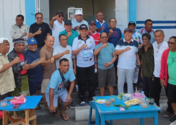Gubernur Gusnar Ismail saat ngopi bareng bersama warga di Warkop Pasar Sentral.