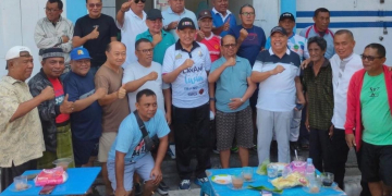Gubernur Gusnar Ismail saat ngopi bareng bersama warga di Warkop Pasar Sentral.