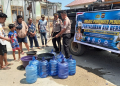 Proses pendistribusian air bersih ke masyarakat oleh personil Polres Pohuwato