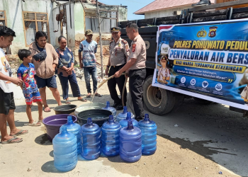 Proses pendistribusian air bersih ke masyarakat oleh personil Polres Pohuwato