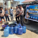 Proses pendistribusian air bersih ke masyarakat oleh personil Polres Pohuwato