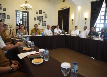 Gubernur Gorontalo Gusnar Ismail saat rapat bersama Forkopimda membahas penetapan status tanggap darurat kekeringan di Gorontalo, Senin (31/8/2026).