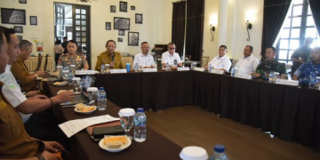 Gubernur Gorontalo Gusnar Ismail saat rapat bersama Forkopimda membahas penetapan status tanggap darurat kekeringan di Gorontalo, Senin (31/8/2026).