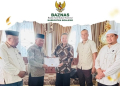 Ketua Baznas Kabupaten Boalemo, Mus Moha disaksikan Wakil Bupati Boalemo Lahmuddin Hambali menerima sertifikat hasil audit dengan opini WTP.(f.istimewa)