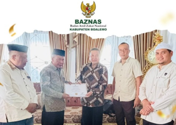 Ketua Baznas Kabupaten Boalemo, Mus Moha disaksikan Wakil Bupati Boalemo Lahmuddin Hambali menerima sertifikat hasil audit dengan opini WTP.(f.istimewa)