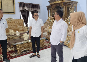 Bupati Boalemo, Rum Pagau bersama Wakil Bupati Lahmuddin Hambali menyambut kunjungan tim PPK pembangunan KNMP di sejumlah wilayah kecamatan di Boalemo.(f.dok.pimpinan)