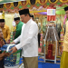 Bupati Boalemo, Rum Pagau didampingi Wabup Lahmuddin Hambali menyerahkan paket maulid kepada tokoh masyarakat setempat.(f.dok.pimpinan)