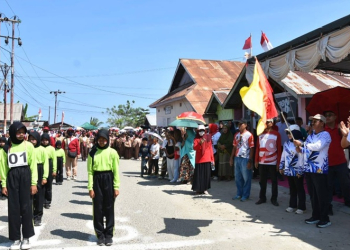 Bupati Boalemo, Rum Pagau melepas peserta lomba gerak jalan dalam rangka memeriahkan HUT RI ke 81.(f.dok.pimpinan)
