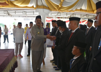 Bupati Boalemo, Rum Pagau memberikan supor dan semangat bagi para anggota BPD yang baru saja dilantik.(f.dok.pimpinan)