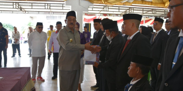 Bupati Boalemo, Rum Pagau memberikan supor dan semangat bagi para anggota BPD yang baru saja dilantik.(f.dok.pimpinan)