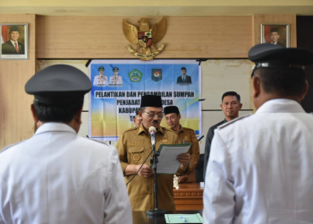 Bupati Boalemo, Rum Pagau mengambil sumpah kepada 2 Penjabat Kades di wilayah Kecamatan Paguyaman.(f.dok.pimpinan)