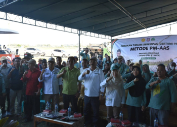 Bupati Rum Pagau didampingi Ketua TP PKK, Ny. Hartati Moha Pagau memberikan dukungan moril program pemerintah Provinsi Gorontalo yang dikenal lewat Program Gertam Padi.(f.dok.pimpinan)