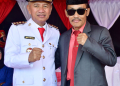 Bupati Saipul Mbuinga (kiri/putih) saat foto bersama Almarhum