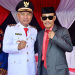Bupati Saipul Mbuinga (kiri/putih) saat foto bersama Almarhum