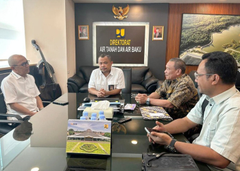 Bupati Pohuwato, Saipul A. Mbuinga, saat bertemu dengan Direktur Air Tanah dan Air Baku, Direktorat Jenderal Sumber Daya Air Kementerian Pekerjaan Umum RI, Dr. Mohammad Firman, S.T., M.T.