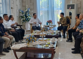 Gubernur Gorontalo Gusnar Ismail saat menerima audiensi PLN