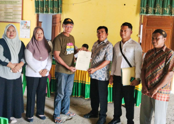 Penyerahan sertipikat tanah kepada warga di sekitar IGL