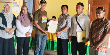 Penyerahan sertipikat tanah kepada warga di sekitar IGL