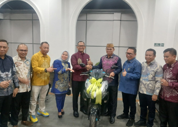 Kepala Kantor Wilayah BPJS Ketenagakerjaan Sulawesi Maluku, Suci Rahmad berfoto bersama Sekda Bone Bolango, Iwan Mustapa.