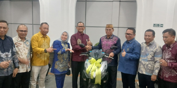 Kepala Kantor Wilayah BPJS Ketenagakerjaan Sulawesi Maluku, Suci Rahmad berfoto bersama Sekda Bone Bolango, Iwan Mustapa.