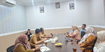 Disnakertrans terima kunjungan DPRD Boalemo bahas kelangkaan BBM bersubsidi.