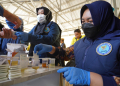 Karyawan PGM melakukan tes urine