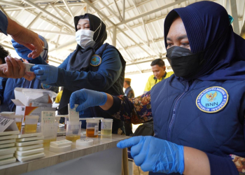 Karyawan PGM melakukan tes urine