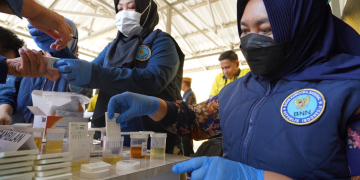 Karyawan PGM melakukan tes urine